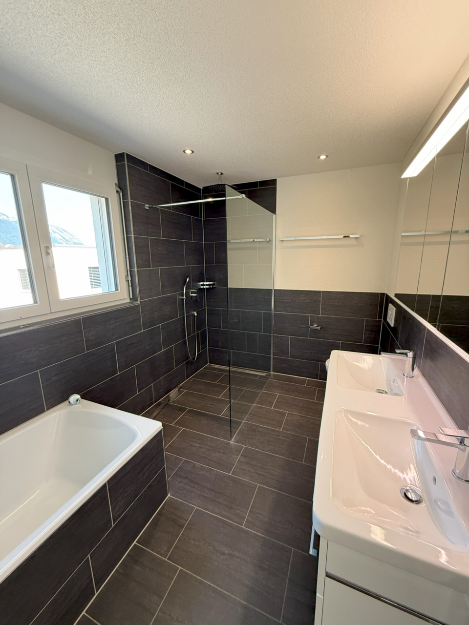 5.5 Zimmer-Doppelhaushälfte, CH-9473 Gams
